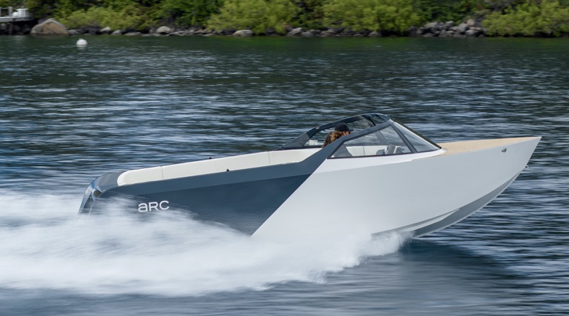 Arc electric boats running on the water