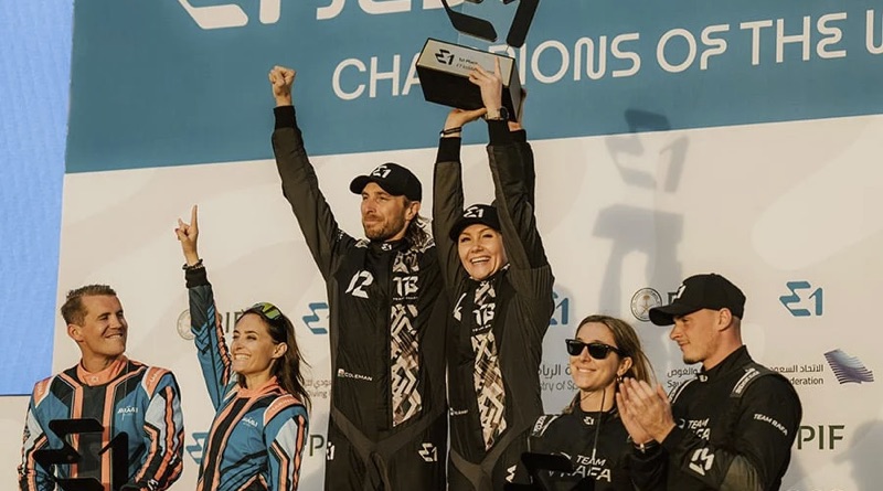 Team Brady raises award after E1 UIM World Championship victory