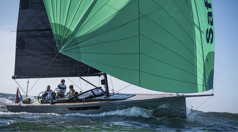 Electric Saffir SE33 Life sailing in open waters