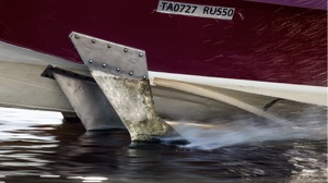 hydrofoiling electric boat has static foils on the hull close to the waterline