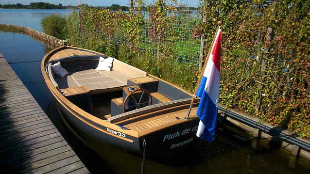 Sluiper electric boat from above