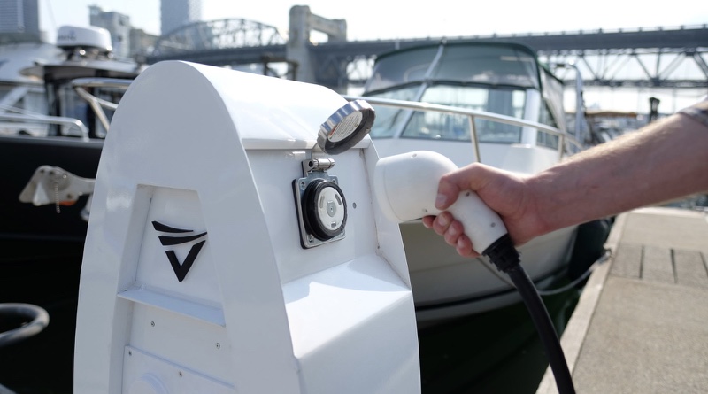 VoltSafe marine charging pedestal with magnetic prongless connection