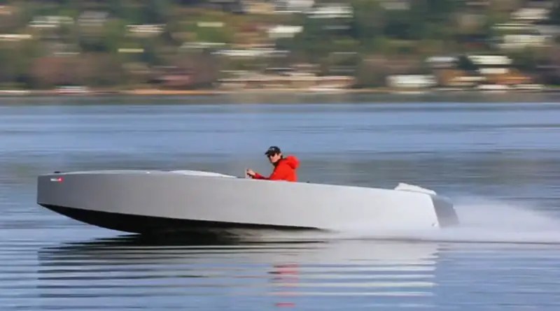 high performance electric runabout speeds along with one man driving